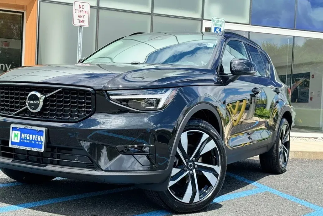 2025 Volvo XC40 Plus photo 1