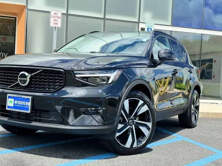 2025 Volvo XC40 Plus photo 1