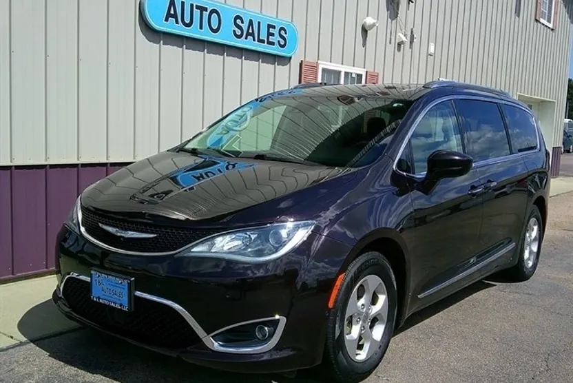 2017 Chrysler Pacifica Touring Plus photo 1