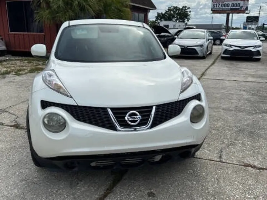 2011 Nissan Juke SV photo 1