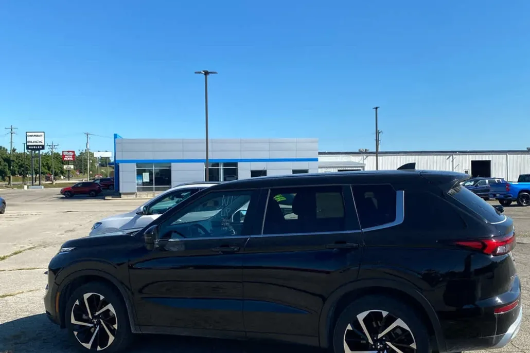 2024 Mitsubishi Outlander SE photo 1