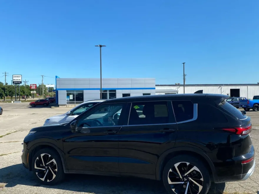 2024 Mitsubishi Outlander SE photo 1