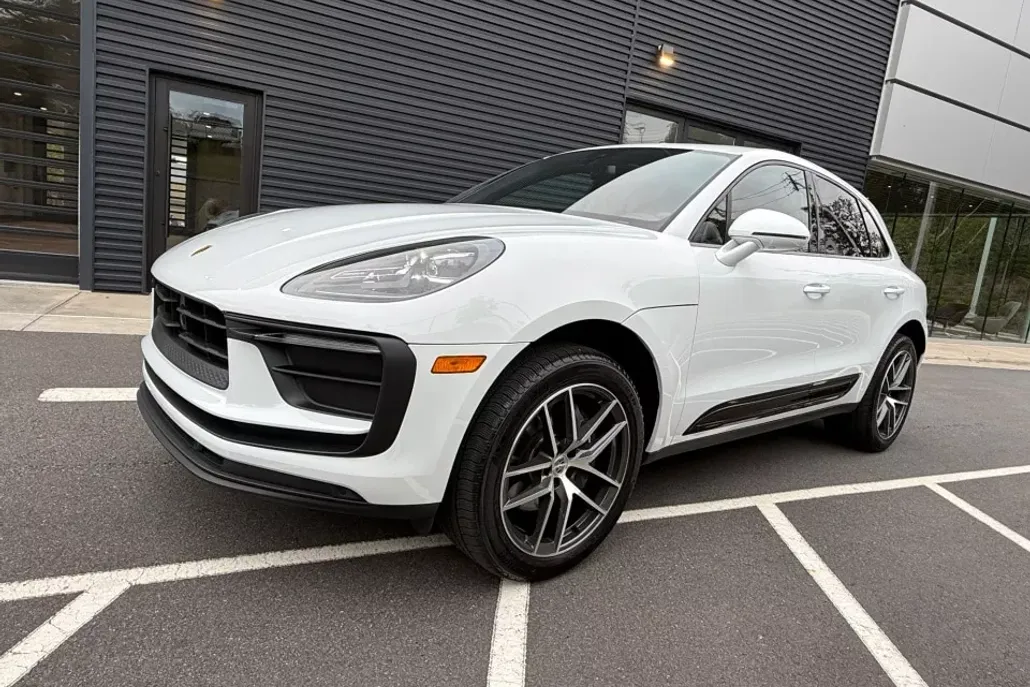 2025 Porsche Macan Base photo 1