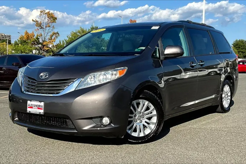 2014 Toyota Sienna XLE photo 1
