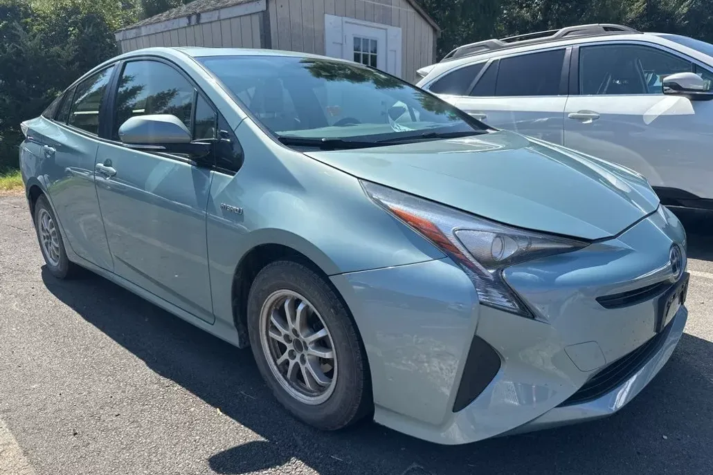 2016 Toyota Prius Three photo 1