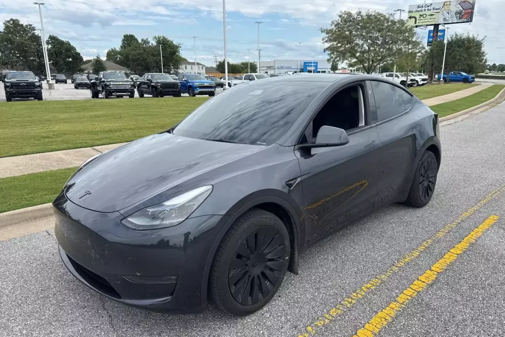 2024 Tesla Model Y Long Range photo 1