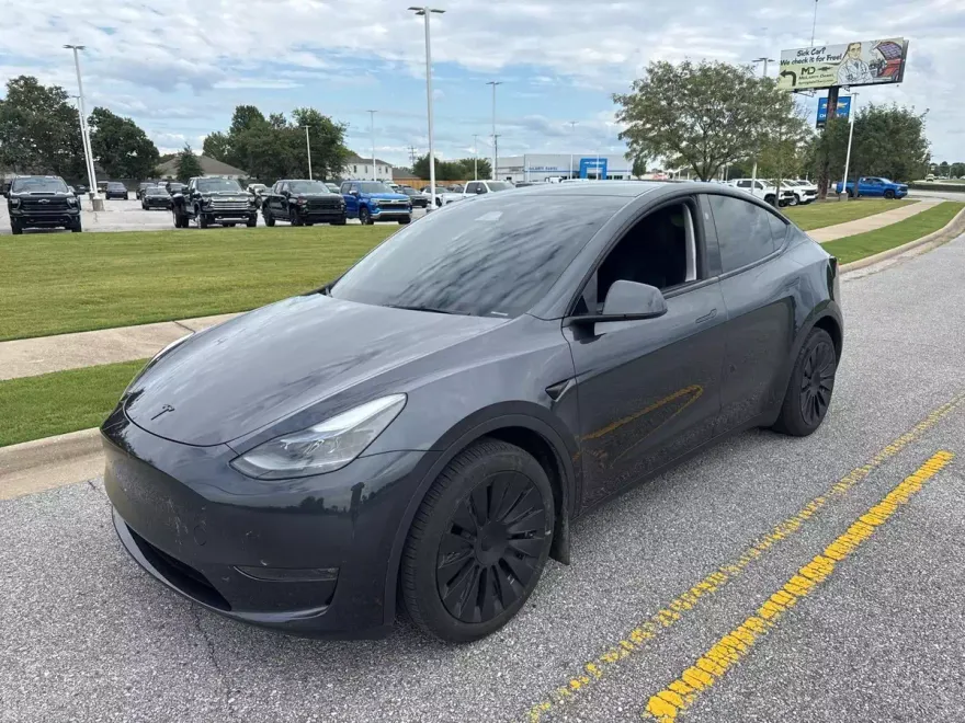 2024 Tesla Model Y Long Range photo 1