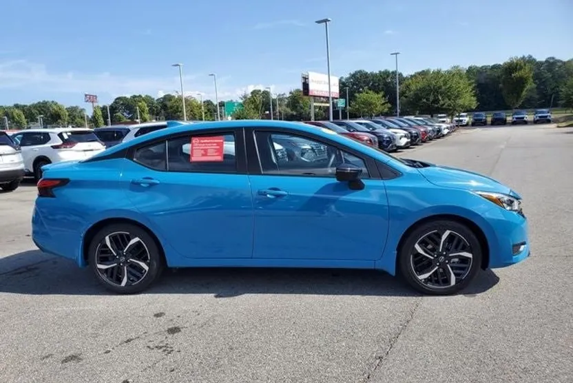 2025 Nissan Versa 1.6 SR photo 1