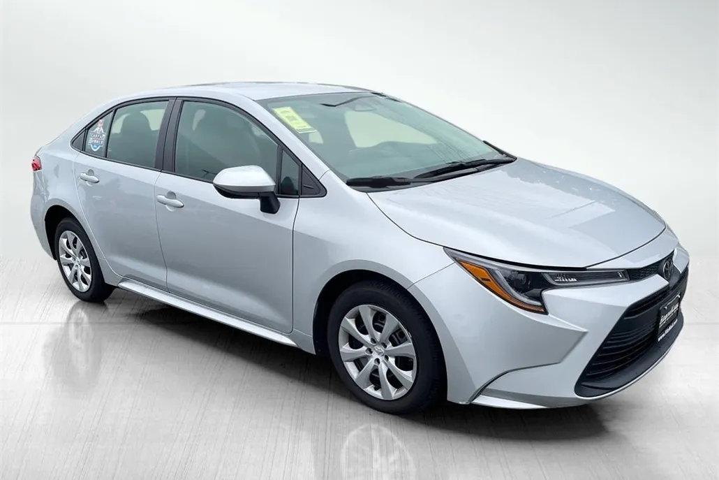 2024 Toyota Corolla LE photo 1