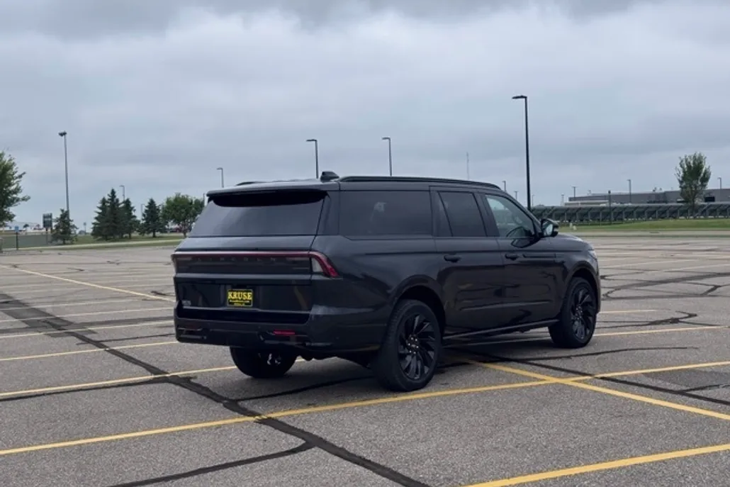 2025 Lincoln Navigator Reserve L photo 1