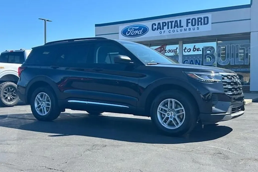 2025 Ford Explorer photo 1