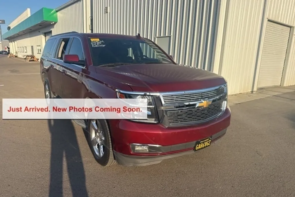 2017 Chevrolet Suburban LT photo 1