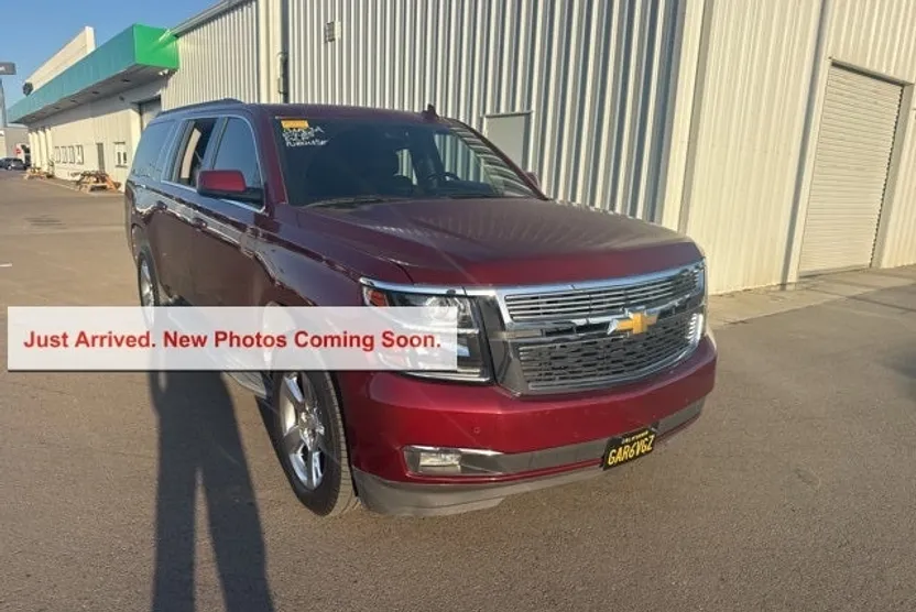 2017 Chevrolet Suburban LT photo 1
