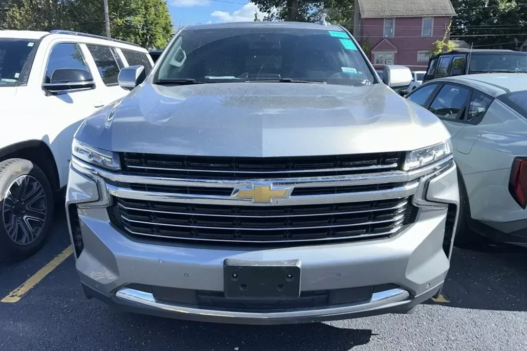 2023 Chevrolet Suburban LT photo 1