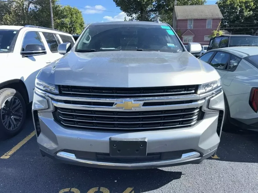 2023 Chevrolet Suburban LT photo 1