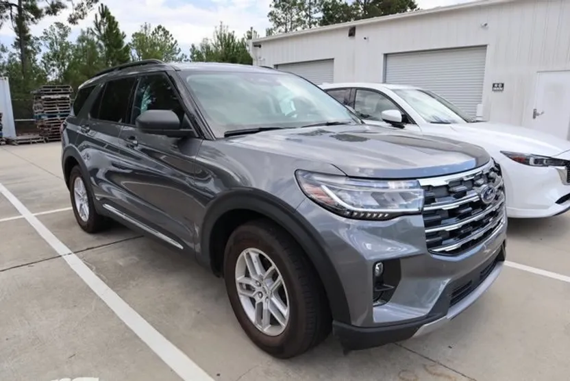 2025 Ford Explorer photo 1