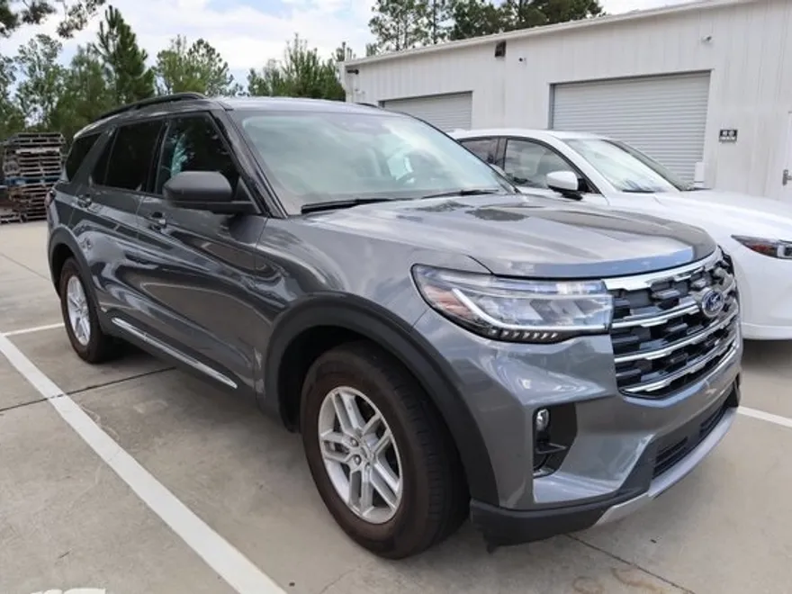 2025 Ford Explorer photo 1