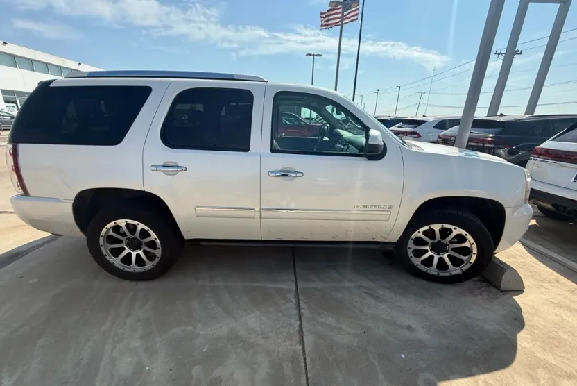 2009 Gmc Yukon Denali photo 1