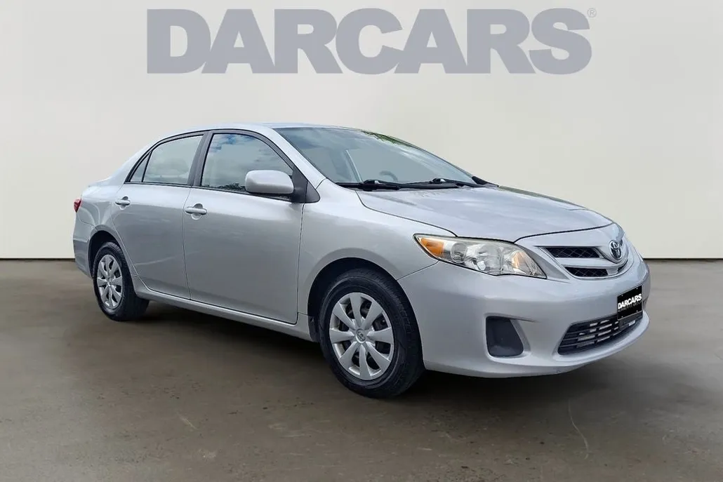 2011 Toyota Corolla LE photo 1