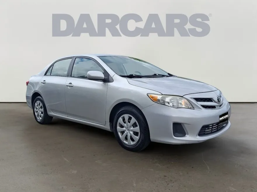 2011 Toyota Corolla LE photo 1