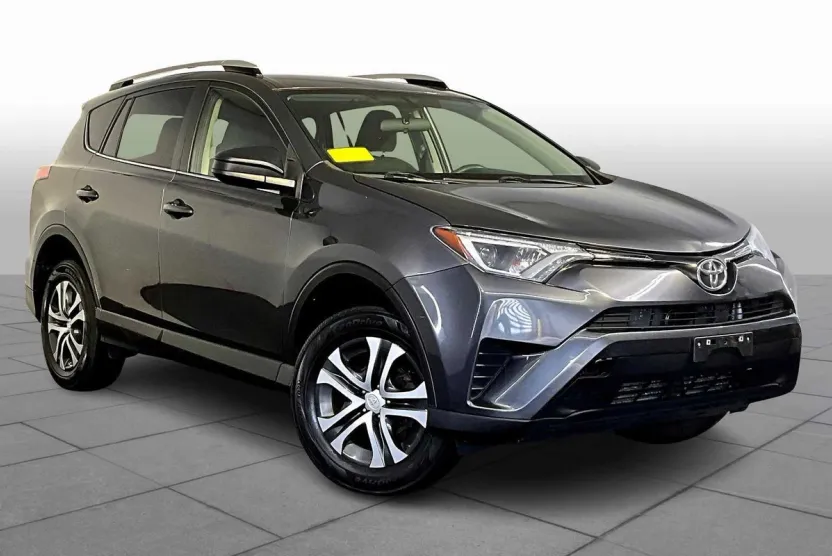2016 Toyota RAV4 LE photo 1