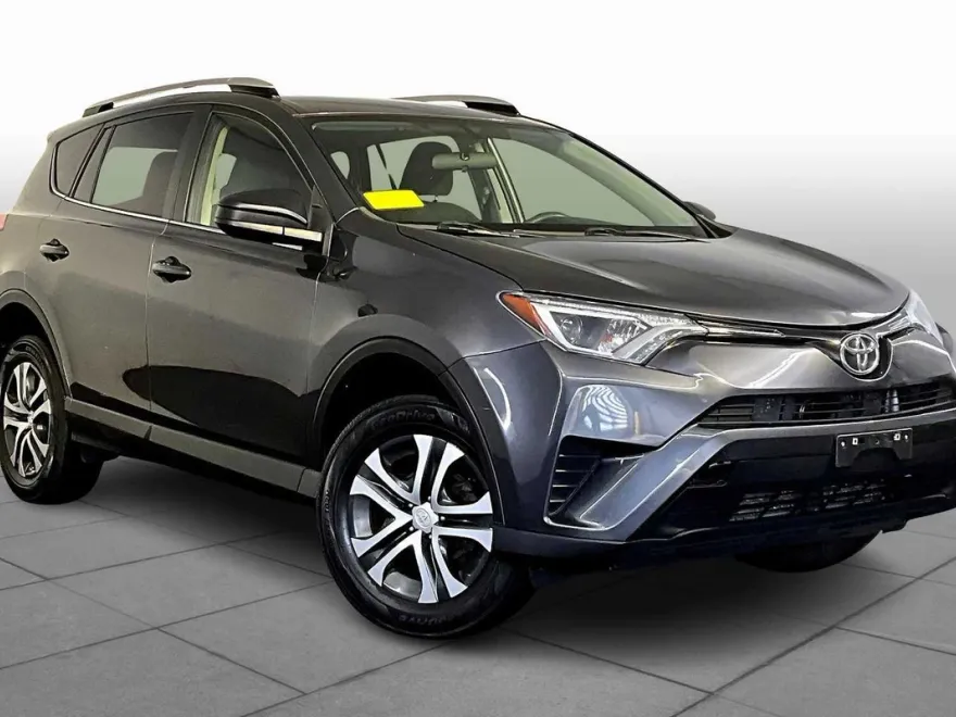2016 Toyota RAV4 LE photo 1