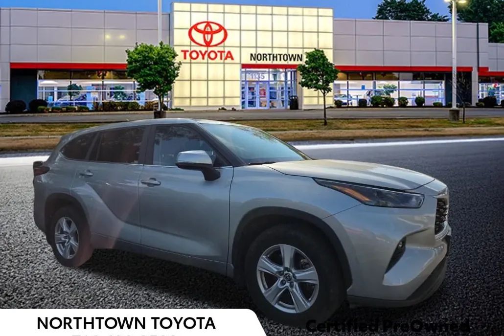 2023 Toyota Highlander LE photo 1