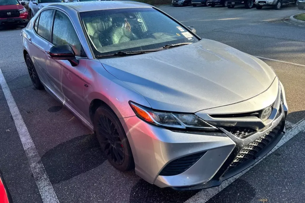 2020 Toyota Camry SE photo 1