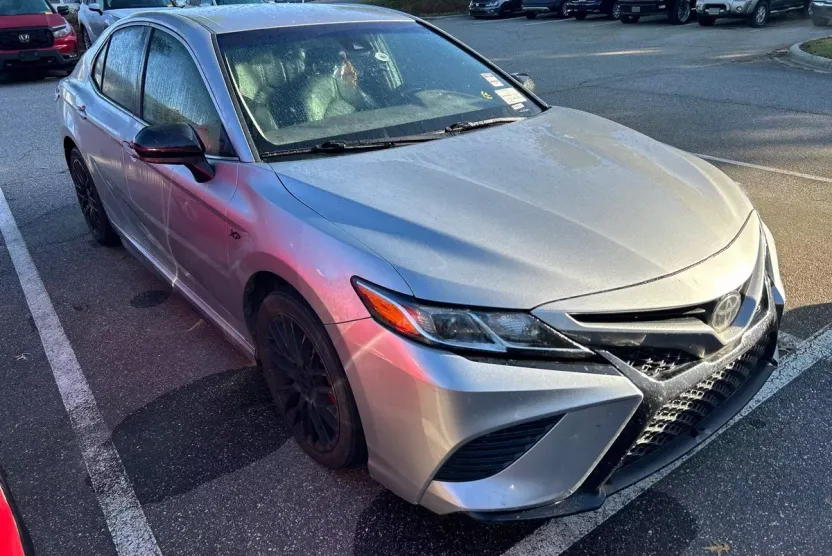 2020 Toyota Camry SE photo 1