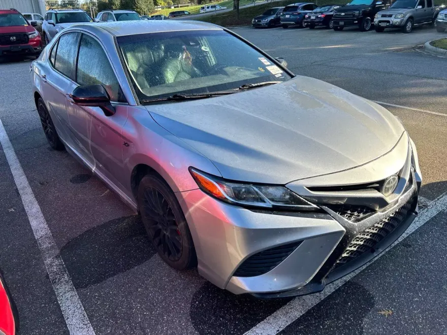 2020 Toyota Camry SE photo 1
