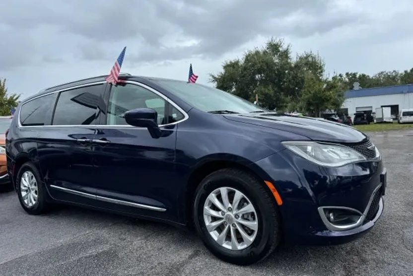 2018 Chrysler Pacifica Touring L photo 1
