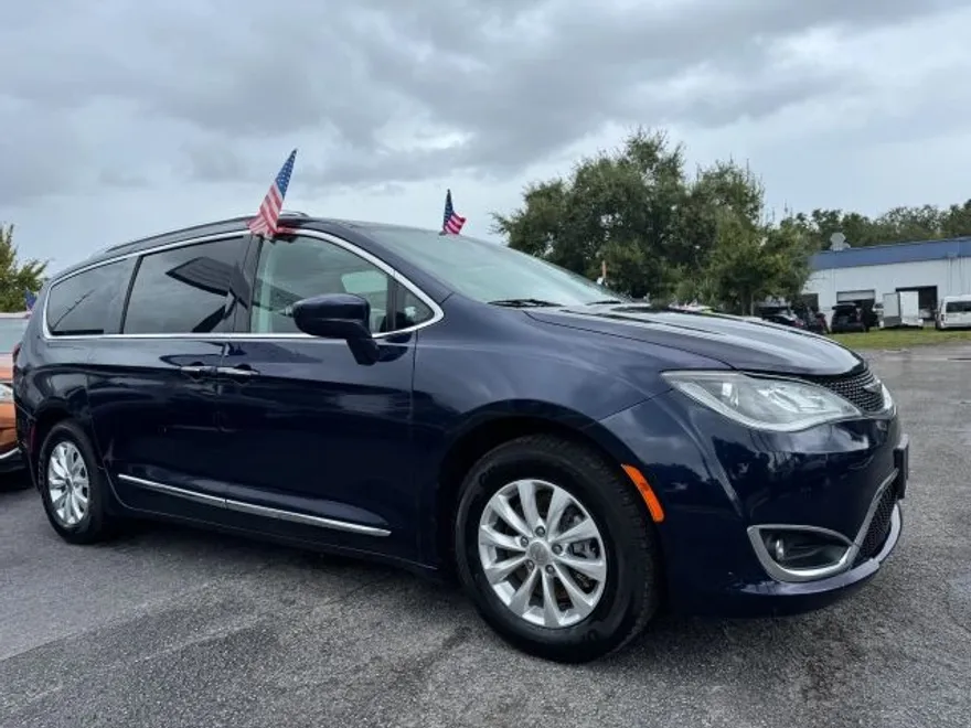 2018 Chrysler Pacifica Touring L photo 1