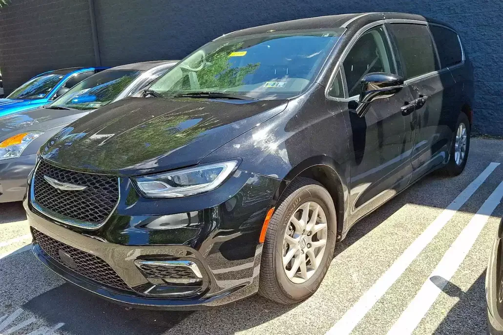 2024 Chrysler Pacifica Touring L photo 1