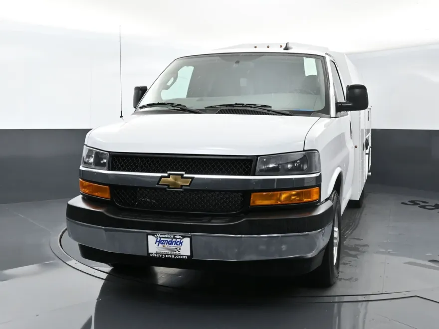 2024 Chevrolet Express Cutaway 3500 photo 1