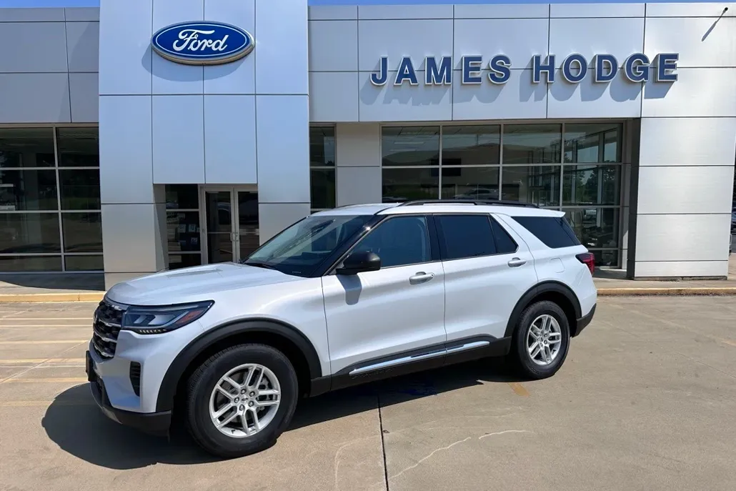 2025 Ford Explorer photo 1