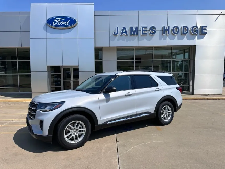2025 Ford Explorer photo 1