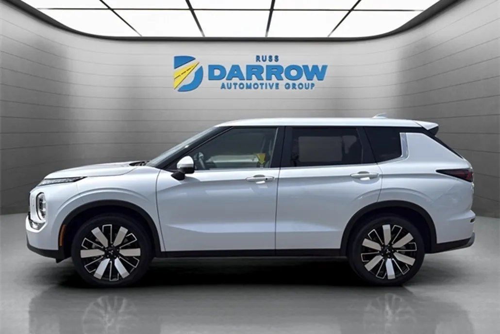 2025 Mitsubishi Outlander SE photo 1