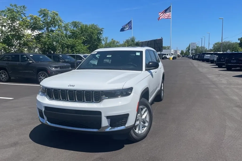 2025 Jeep Grand Cherokee Laredo photo 1