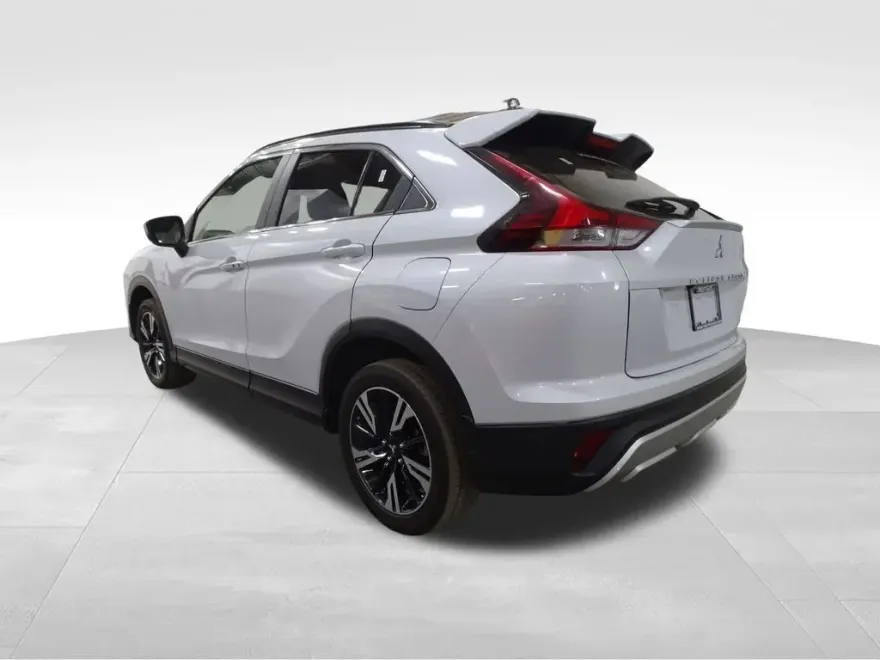 2023 Mitsubishi Eclipse Cross SE photo 3