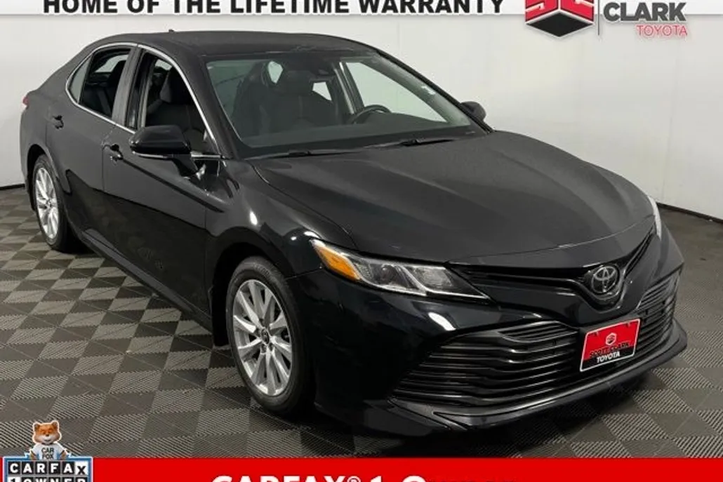 2019 Toyota Camry LE photo 1