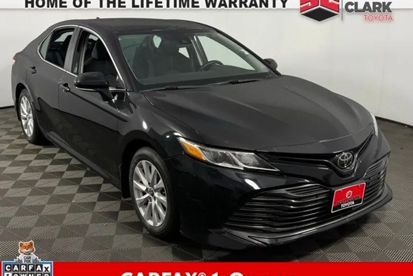 2019 Toyota Camry LE photo 1