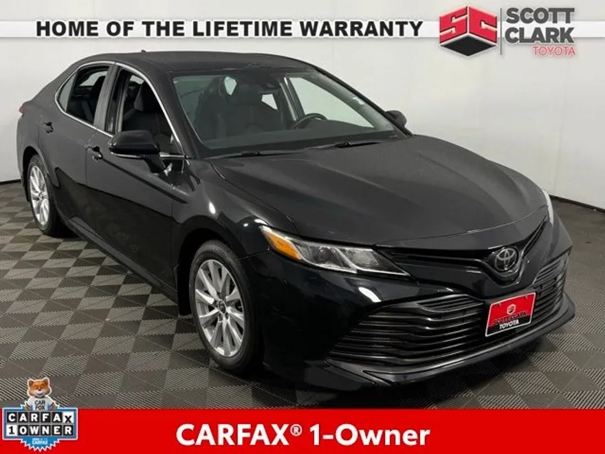 2019 Toyota Camry LE photo 1