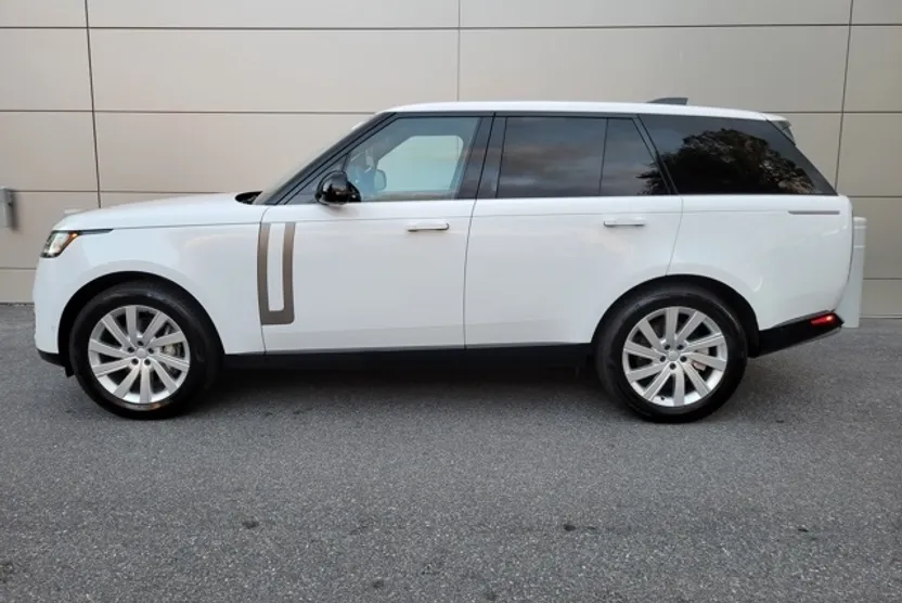 2025 Land Rover Range Rover SE photo 1