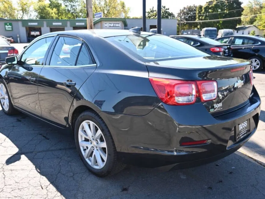 2015 Chevrolet Malibu 2LT photo 1