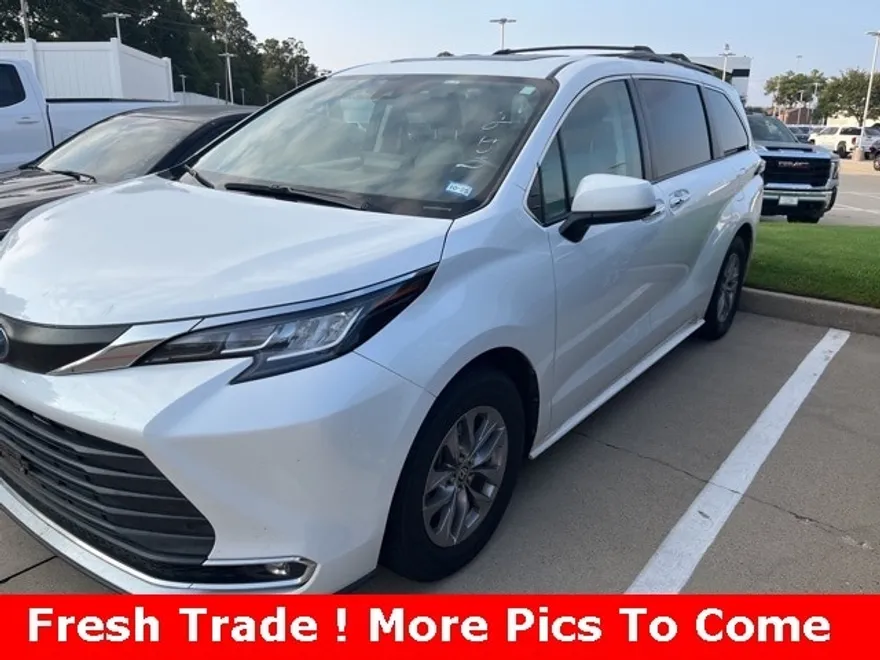 2022 Toyota Sienna XLE photo 1