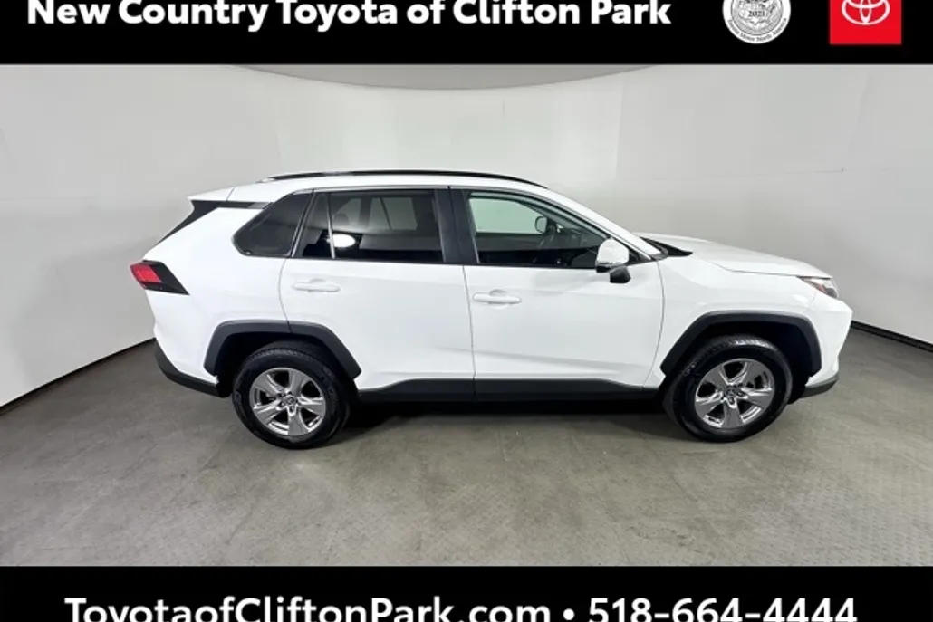 2022 Toyota RAV4 XLE photo 1