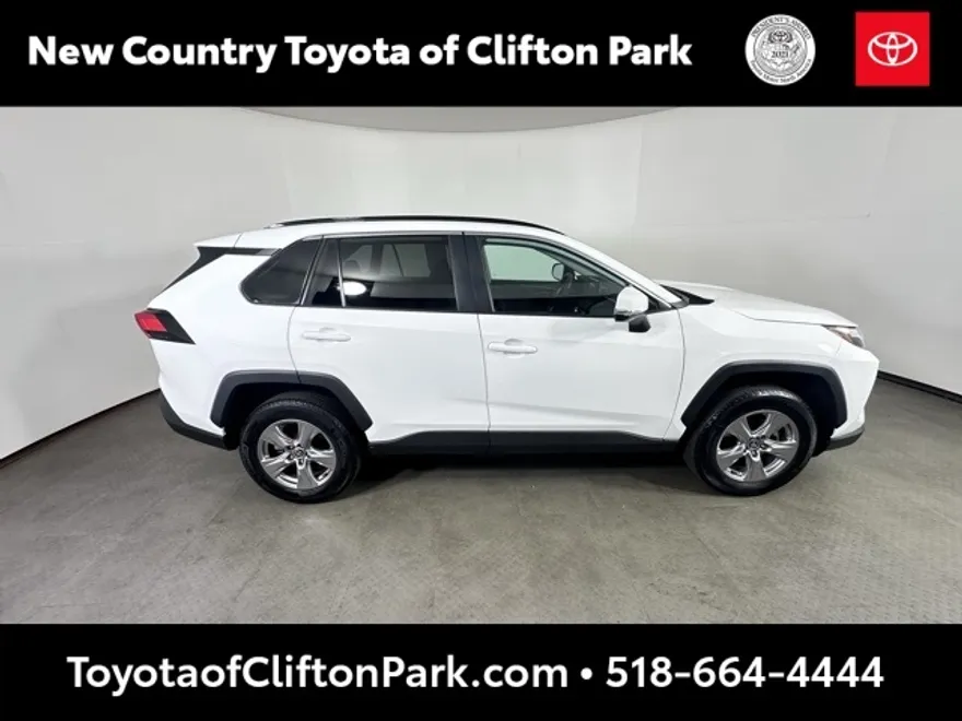 2022 Toyota RAV4 XLE photo 1