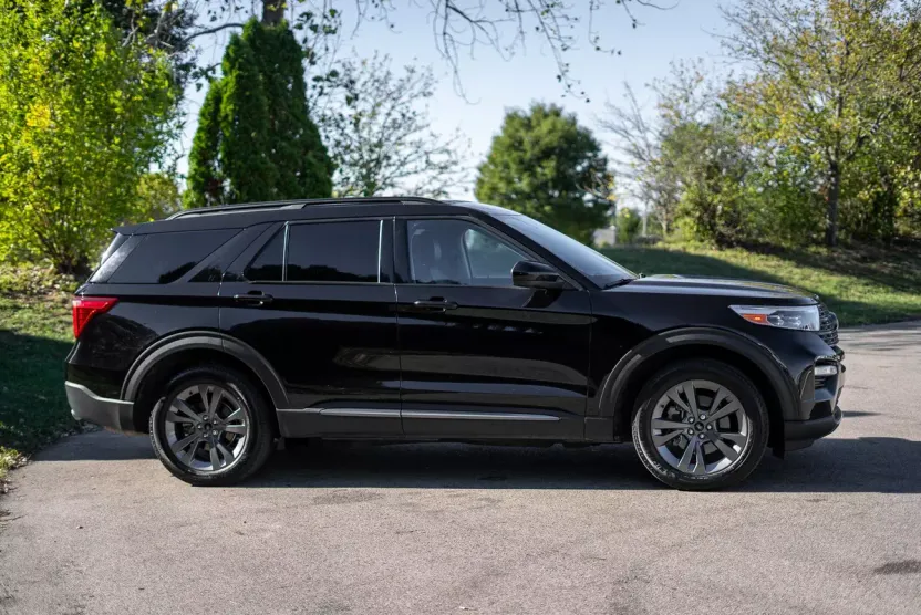 2023 Ford Explorer XLT photo 1
