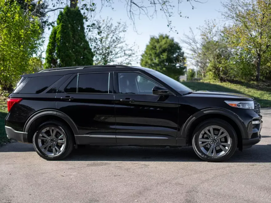2023 Ford Explorer XLT photo 1