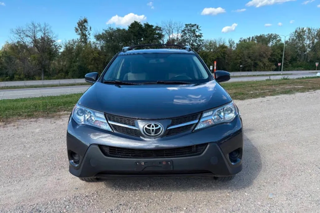 2015 Toyota RAV4 LE photo 1
